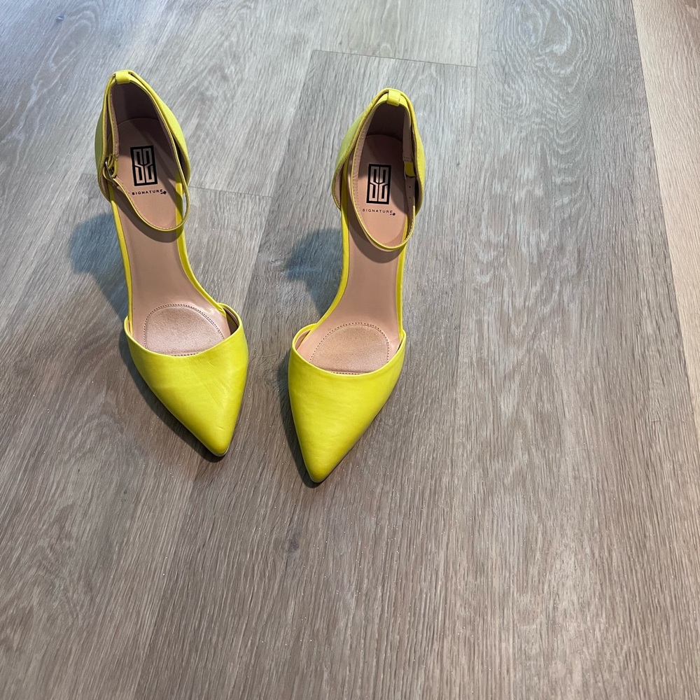 Neon yellow, pointy toe heels the “Joana”